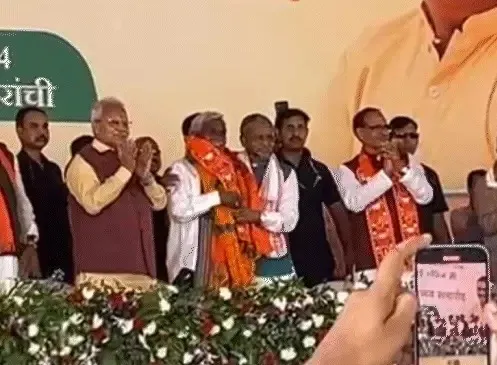 भगवा चोला धारण कर झारखंड के पूर्व मुख्यमंत्री चंपई सोरेन हुए भाजपाई