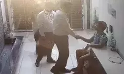 कारोबारी के घर ED के अफसरों की रेड-लोगों के पहुंचने पर तुम दबाकर भागे कारोबारी के घर ED के अफसरों की रेड-लोगों के पहुंचने पर तुम दबाकर भागे