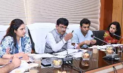 मीटिंग में मंत्री कपिल देव ने अफसरों को कमियां दूर करने के दिये निर्देश मीटिंग में मंत्री कपिल देव ने अफसरों को कमियां दूर करने के दिये निर्देश