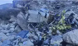 केदारनाथ में भीमबली के पास हवा में लहराता हुआ गिरा हेलीकॉप्टर केदारनाथ में भीमबली के पास हवा में लहराता हुआ गिरा हेलीकॉप्टर