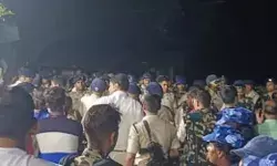 जुलूस के दौरान भारी बवाल- पुलिस पर हमला- BDO की गाड़ी में आग