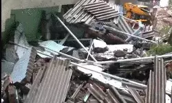 लैंडस्लाइड में पहाड़ से गिरी चट्टान से ध्वस्त हुआ मकान- महिला की मौत लैंडस्लाइड में पहाड़ से गिरी चट्टान से ध्वस्त हुआ मकान- महिला की मौत