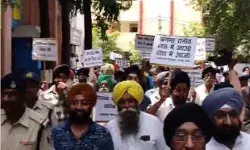 कंगना की इमरजेंसी पर बैन की तलवार- सिखों ने निकाला विरोध जूलुस