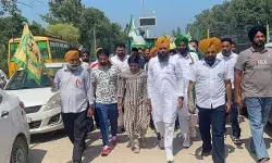 शंभू बॉर्डर पर किसानों के बीच पहुंची विनेश फोगाट बोली- आपकी बेटी... शंभू बॉर्डर पर किसानों के बीच पहुंची विनेश फोगाट बोली- आपकी बेटी...