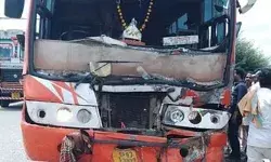 हाईवे पर हादसा- सवारियों से भरी बस खड़े कंटेनर से भिडी- दो दर्जन से... हाईवे पर हादसा- सवारियों से भरी बस खड़े कंटेनर से भिडी- दो दर्जन से...