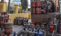 सिलेंडर के दामों में फिर लगी आग- अब हुआ इतना महंगा सिलेंडर के दामों में फिर लगी आग- अब हुआ इतना महंगा