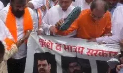 पूर्व CM ने मुख्यमंत्री की फोटो पर बरसाई चप्पल- झल्लाये चीफ मिनिस्टर.. पूर्व CM ने मुख्यमंत्री की फोटो पर बरसाई चप्पल- झल्लाये चीफ मिनिस्टर..