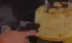 कार के बोनट पर पिस्टल से काटा केक- फिर की दनादन फायरिंग- अब पुलिस कार के बोनट पर पिस्टल से काटा केक- फिर की दनादन फायरिंग- अब पुलिस