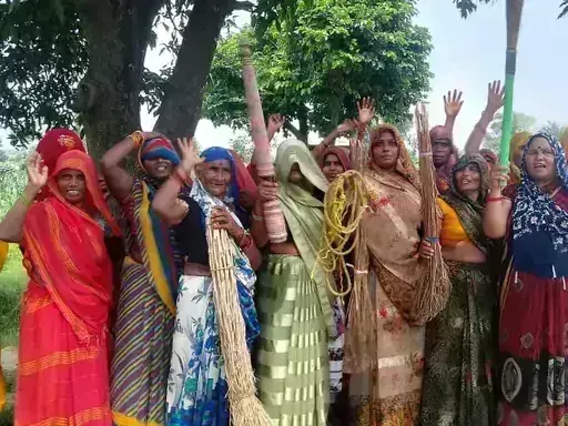 शराब दुकानों को बंद कराने को महिलाओ ने झाड़ू मूसल लेकर किया प्रदर्शन शराब दुकानों को बंद कराने को महिलाओ ने झाड़ू मूसल लेकर किया प्रदर्शन