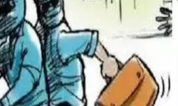 दिनदहाड़े सर्राफा कारोबारी से लूट- गोली मारकर लूट आठ लाख का माल