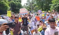 डिप्टी सीएम के आवास पर शिक्षक अभ्यर्थियों पर पड़ी पुलिस की लाठियां डिप्टी सीएम के आवास पर शिक्षक अभ्यर्थियों पर पड़ी पुलिस की लाठियां