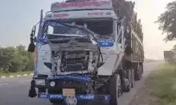 ट्रक की टक्कर से गड्ढों में पलटा टाटा मैजिक-7 श्रद्धालुओं की मौत