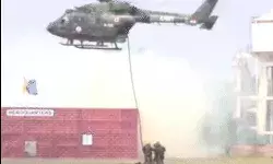 राजधानी लखनऊ में हेलीकॉप्टर से उतरे कमांडो ने दुश्मनों पर किया अटैक राजधानी लखनऊ में हेलीकॉप्टर से उतरे कमांडो ने दुश्मनों पर किया अटैक