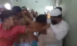 बड़ी मस्जिद में नमाज पढ़ने पहुंचे लोगों में घमासान- जमकर हुई मारपीट बड़ी मस्जिद में नमाज पढ़ने पहुंचे लोगों में घमासान- जमकर हुई मारपीट