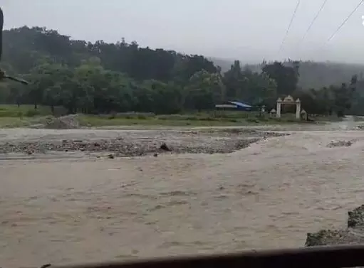 नदी में अचानक आए पानी को देख मची भगदड़- शाकंभरी जाने का रास्ता बंद नदी में अचानक आए पानी को देख मची भगदड़- शाकंभरी जाने का रास्ता बंद
