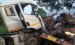 ट्रेलर की टक्कर से डीसीएम के उडे परखच्चे- दोनों चालकों समेत 3 की मौत