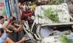 गाड़ी पर गिरा पेड़ ले गया प्रिंसिपल की जान- 45 मिनट तक....