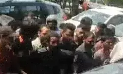 वर्दी में रंगरेलियां मनाते कांस्टेबल पकड़ा- खड़ी कार में लड़की के... वर्दी में रंगरेलियां मनाते कांस्टेबल पकड़ा- खड़ी कार में लड़की के...