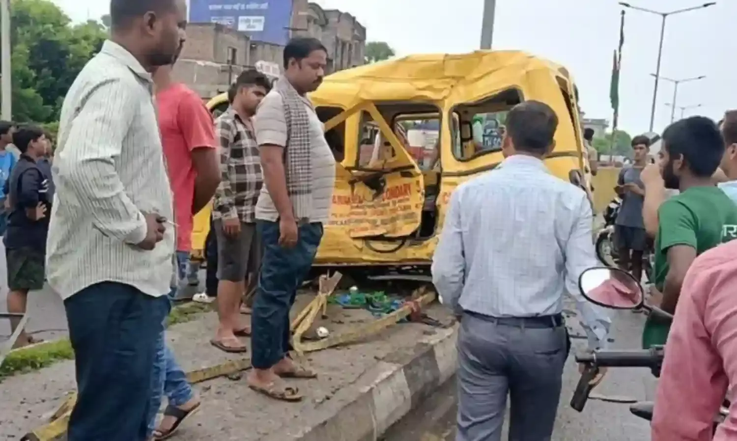 बच्चों को स्कूल ले जा रही वैन के ट्रक ने उड़ाए परखच्चे- मची चीख पुकार