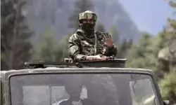 हेंड ग्रेनेड के साथ आतंकियों का मददगार अहमद शेख गिरफ्तार हेंड ग्रेनेड के साथ आतंकियों का मददगार अहमद शेख गिरफ्तार