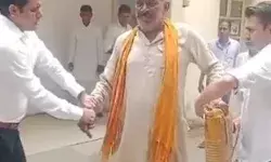 पेट्रोल डालकर किसान ने किया आत्मदाह का प्रयास- तहसील में मचा हड़कंप पेट्रोल डालकर किसान ने किया आत्मदाह का प्रयास- तहसील में मचा हड़कंप