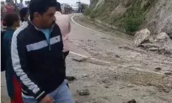 पहाड़ का आधा हिस्सा टूटकर गिरा- लैंडस्लाइड से बद्रीनाथ हाईवे... पहाड़ का आधा हिस्सा टूटकर गिरा- लैंडस्लाइड से बद्रीनाथ हाईवे...