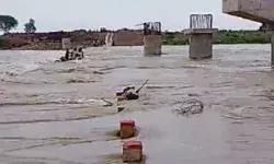 नदी के तेज बहाव में बहे इतने लोग- मची अफरा तफरी