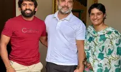 रेसलर विनेश फोगाट एवं बजरंग पूनिया में रेलवे से दिया इस्तीफा