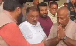 नाराज पूर्व मंत्री ने सीएम से नहीं मिलाया हाथ- नमस्ते कर आगे बढ़ गए नाराज पूर्व मंत्री ने सीएम से नहीं मिलाया हाथ- नमस्ते कर आगे बढ़ गए