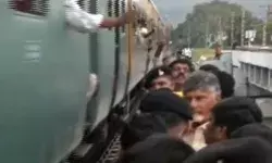 बाल बाल बचे सीएम- मौत के रूप में कुछ इंच की दूरी से गुजर गई ट्रेन बाल बाल बचे सीएम- मौत के रूप में कुछ इंच की दूरी से गुजर गई ट्रेन