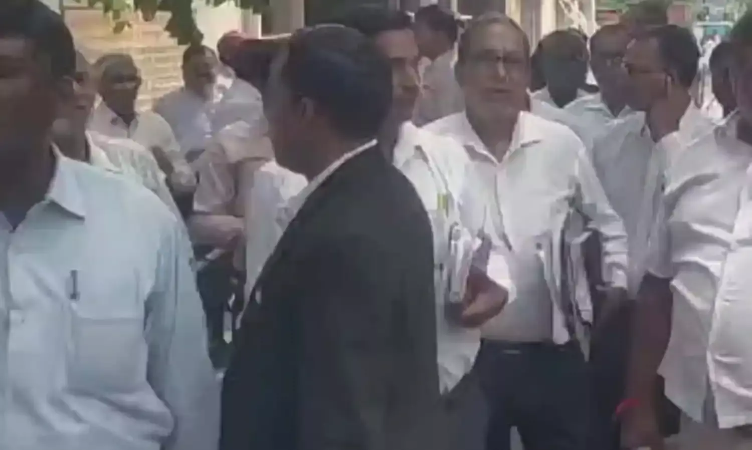 महिला अधिवक्ता की हत्या के विरोध में जौनपुर में वकीलों ने छोड़ा काम