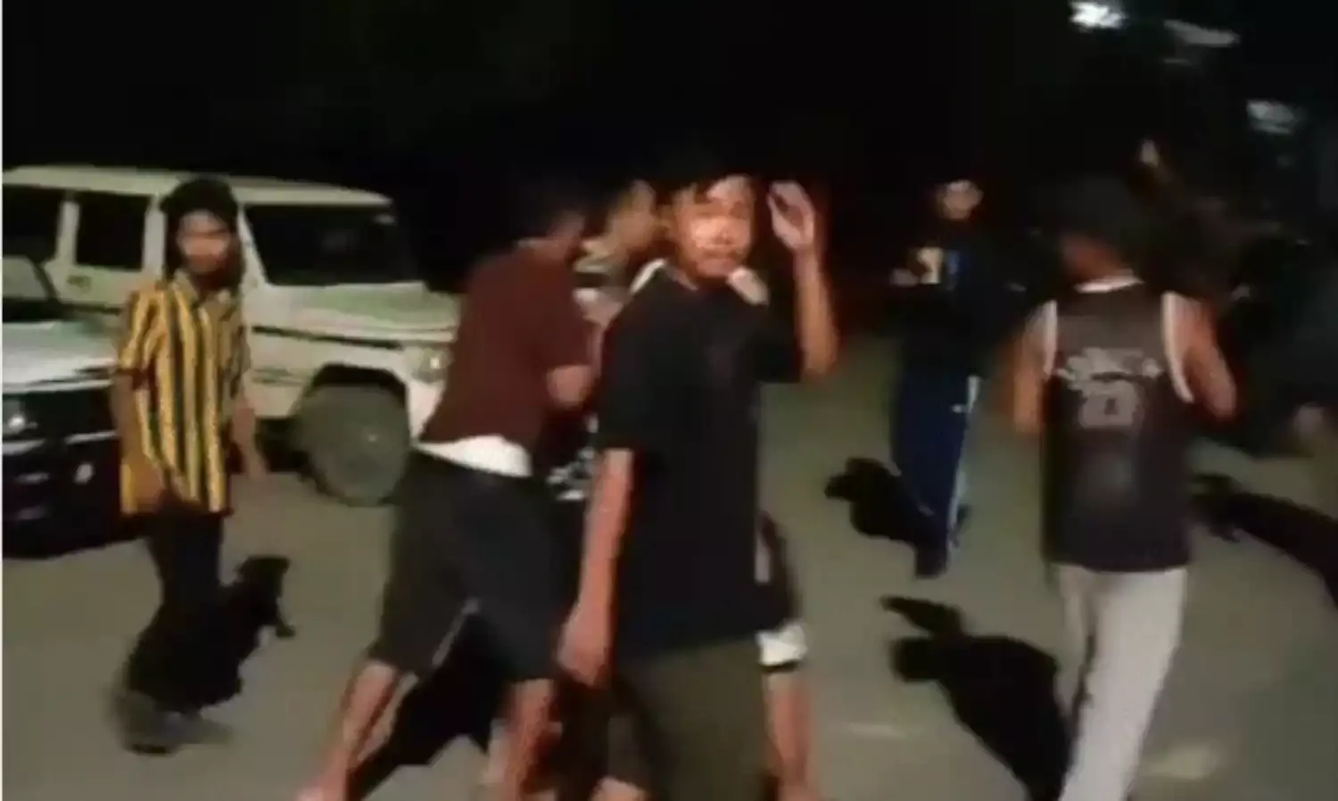 फिर भड़की हिंसा- दो समुदाय में चली गोलियां- बुजुर्ग के सिर में मारी... फिर भड़की हिंसा- दो समुदाय में चली गोलियां- बुजुर्ग के सिर में मारी...