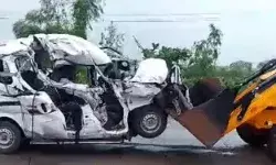 बागेश्वर धाम से लौट रहे श्रद्धालुओं की कार ट्रक में घुसी- 4 की मौत बागेश्वर धाम से लौट रहे श्रद्धालुओं की कार ट्रक में घुसी- 4 की मौत