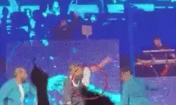 कंसर्ट कर रहे पंजाबी सिंगर पर हमला- फेंककर मारा जूता मुंह पर लगा