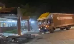 खाना नहीं मिलने से खफा ड्राइवर ने मचाया तांडव- होटल में घुसाया ट्रक खाना नहीं मिलने से खफा ड्राइवर ने मचाया तांडव- होटल में घुसाया ट्रक