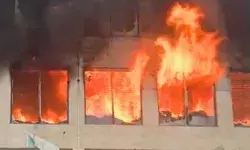 राजधानी की कपड़ा फैक्ट्री में लगी भयंकर आग- दमकल की 26 गाड़ियां.... राजधानी की कपड़ा फैक्ट्री में लगी भयंकर आग- दमकल की 26 गाड़ियां....