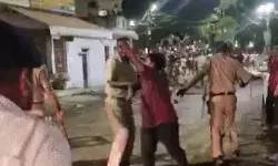 गणपति जुलूस पर पथराव- घेरा थाना- पुलिस ने छोडी आंसू गैस- किया लाठी... गणपति जुलूस पर पथराव- घेरा थाना- पुलिस ने छोडी आंसू गैस- किया लाठी...