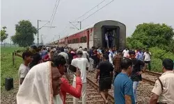 फिर हुआ ट्रेन हादसा- दो हिस्सों में बंट गई मगध एक्सप्रेस- मचा हड़कंप फिर हुआ ट्रेन हादसा- दो हिस्सों में बंट गई मगध एक्सप्रेस- मचा हड़कंप