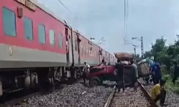 रेलवे ट्रैक पर करते समय ट्रैक्टर ट्रॉली पटरियों पर फंसी- सामने से आई..