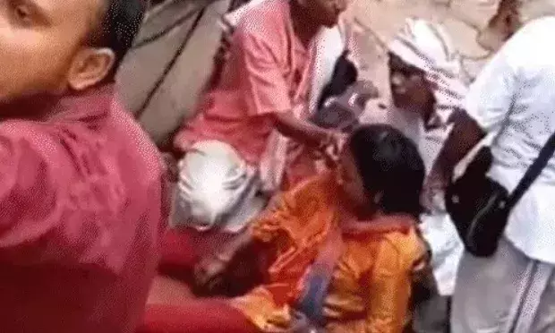 पर्स छीनकर भागे बंदर के पीछे दौडी महिला 10 फीट नीचे गिरी और...