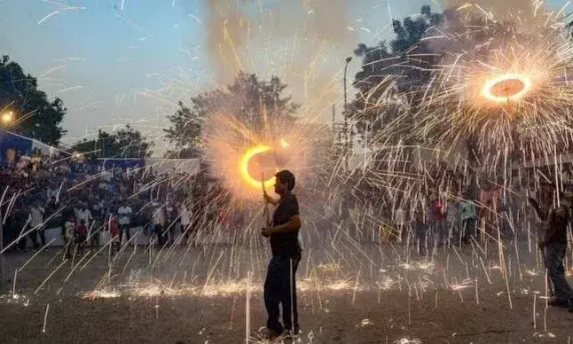 CM का सख्त आदेश- अगले साल तक पटाखों के निर्माण व बिक्री पर बैन