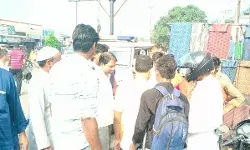 दिन दहाड़े कॉलेज जा रही छात्रा को गाड़ी में डालने की कोशिश- पब्लिक ने. दिन दहाड़े कॉलेज जा रही छात्रा को गाड़ी में डालने की कोशिश- पब्लिक ने.