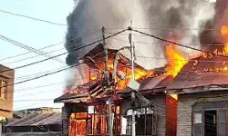 आग लगने से तीन मकान जलकर हुए खाक- मची अफरा तफरी आग लगने से तीन मकान जलकर हुए खाक- मची अफरा तफरी