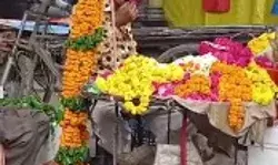 लो जी इंसान को थूक लगी रोटी के बाद अब भगवान को थूक लगे फूलों की माला