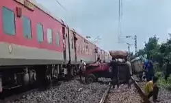 रेलवे ट्रैक पर करते समय ट्रैक्टर ट्रॉली पटरियों पर फंसी- सामने से आई.. रेलवे ट्रैक पर करते समय ट्रैक्टर ट्रॉली पटरियों पर फंसी- सामने से आई..