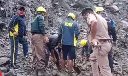 हुआ बड़ा हादसा- मलबे में दबकर 4 श्रद्धालुओं की हुई मौत