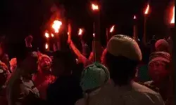 गवर्नर हाउस पर पथराव के बाद अब सड़कों पर मशाल लेकर निकाली महिलाएं