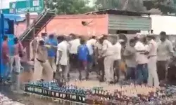 नष्ट करने को रखी शराब लूटकर ले गई पब्लिक- रोकते हुए तांकती रह गई पुलिस नष्ट करने को रखी शराब लूटकर ले गई पब्लिक- रोकते हुए तांकती रह गई पुलिस