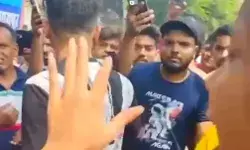 प्रेम भरी बात कर रहे प्रेमी जोड़े पर पड़ी परिजनों की दे दनादन चप्पल