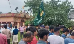 दुर्गा मंदिर के सामने गाड दिया इस्लामिक झंडा- तनाव के चलते भारी.... दुर्गा मंदिर के सामने गाड दिया इस्लामिक झंडा- तनाव के चलते भारी....